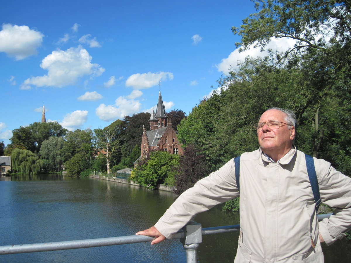 36- Bruges- Mio marito sul ponte si gode il sole e il paesaggio